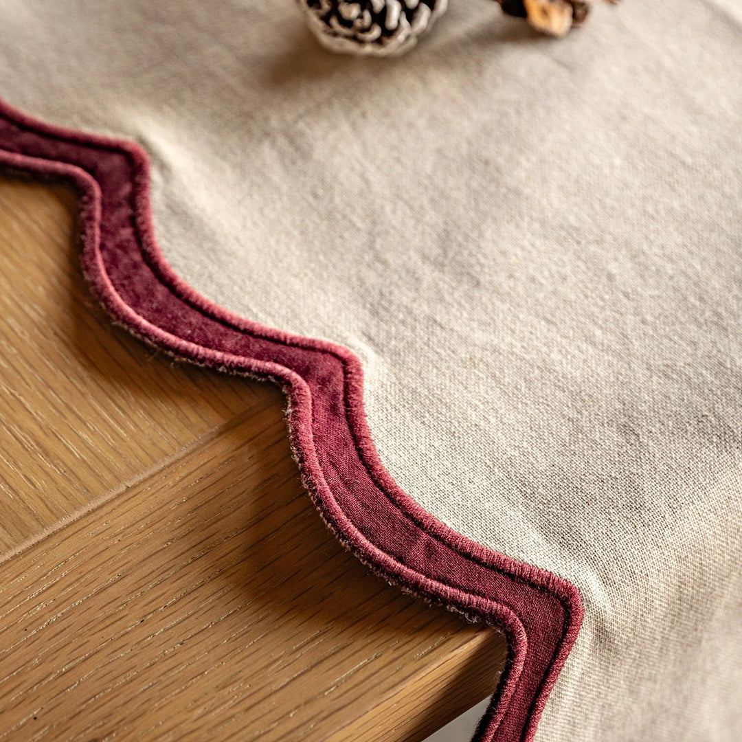 Heritage Scallop Bow Table Runner
