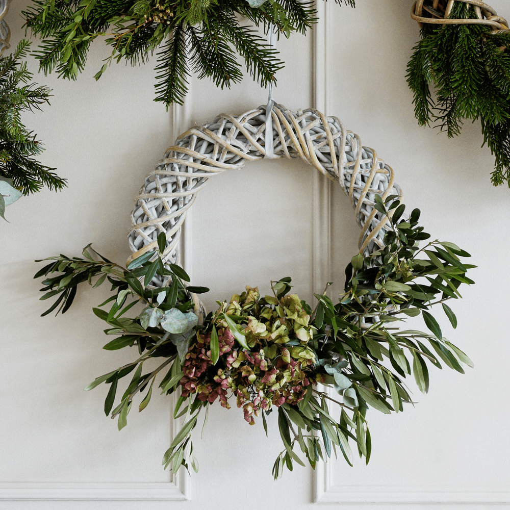 Rattan Wreath - White Ivyline 1