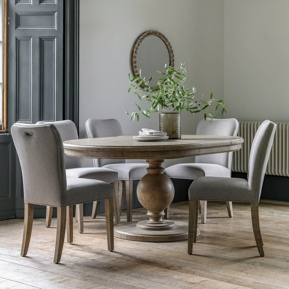 Gallery Interiors Newbury Rnd Extendable Dining Table