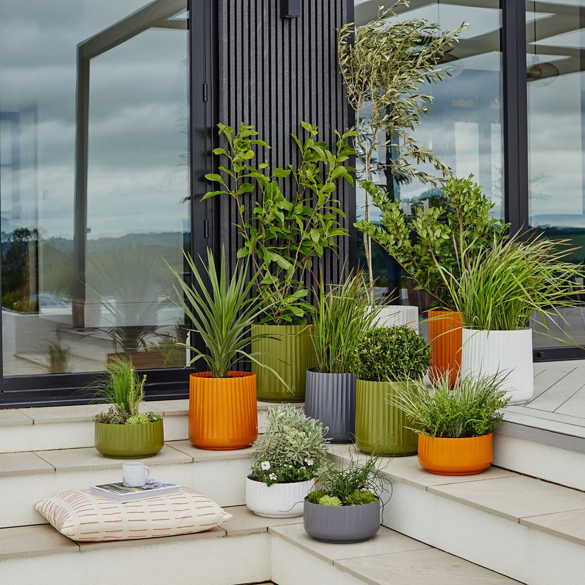 Ivyline Hudson White Corrugated Bowl Planter