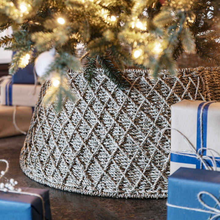 Foldable Diamond Round Wicker Tree Skirt Ivyline 1